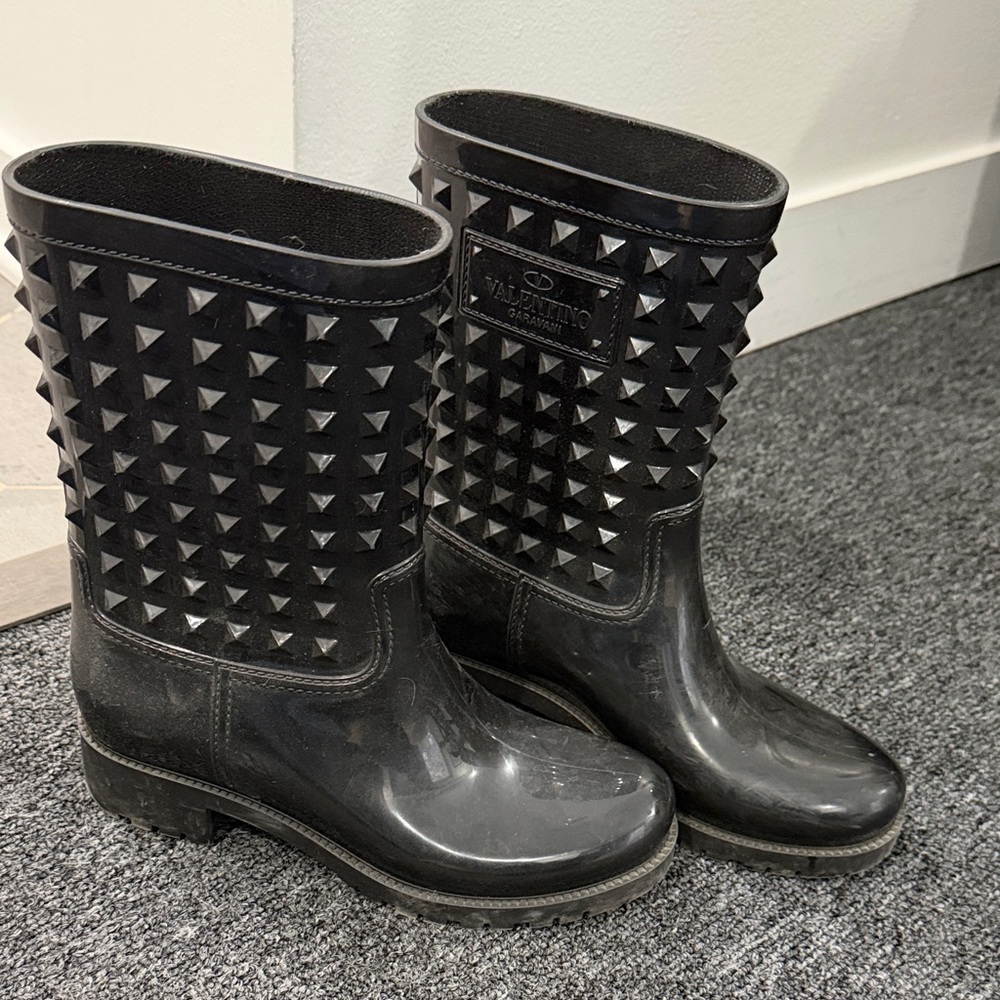 AUTHENTIC Valentino Black Pyramid Studded Boots